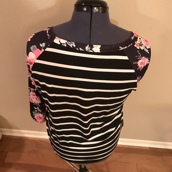 Scoop neck 3/4 sleeve tee. - Picture 5 of 5